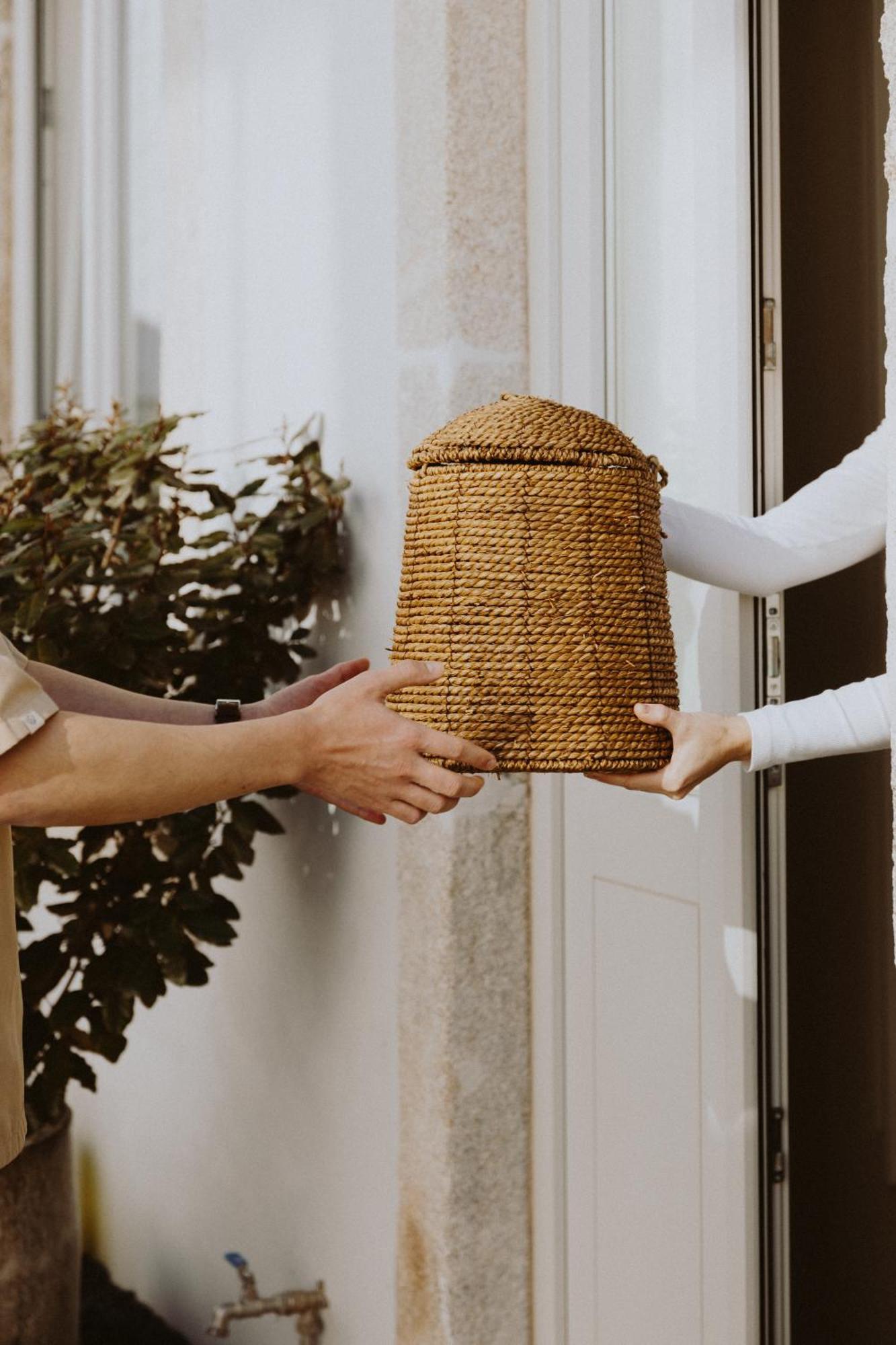 Village Aparthotel By Boa Porto Exteriér fotografie A beekeeper delivers a package of honey to a customer