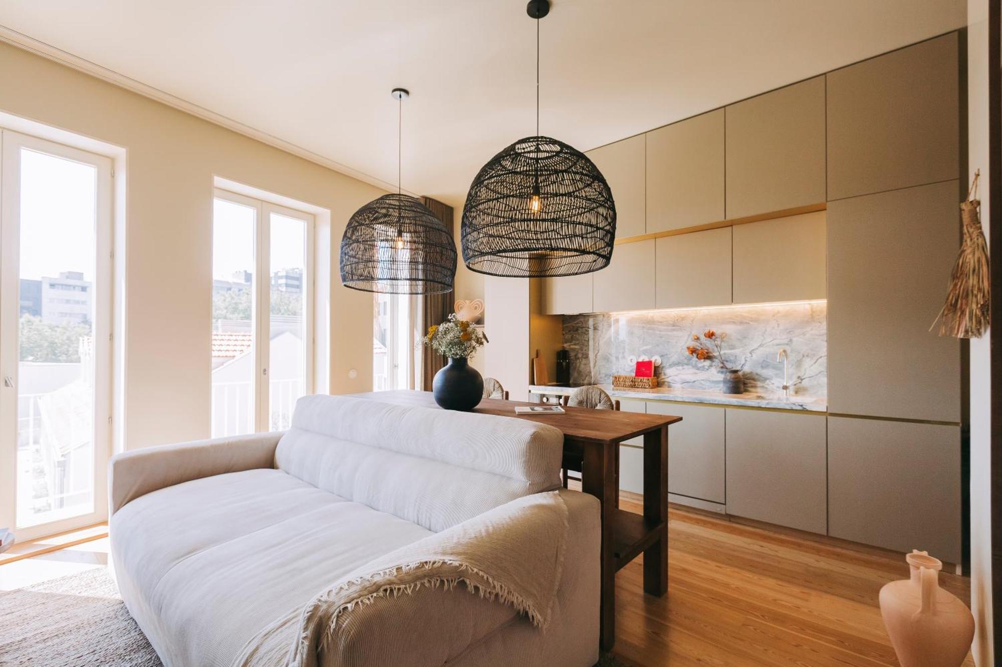 Village Aparthotel By Boa Porto Pokoj fotografie A living room with a kitchen in the background