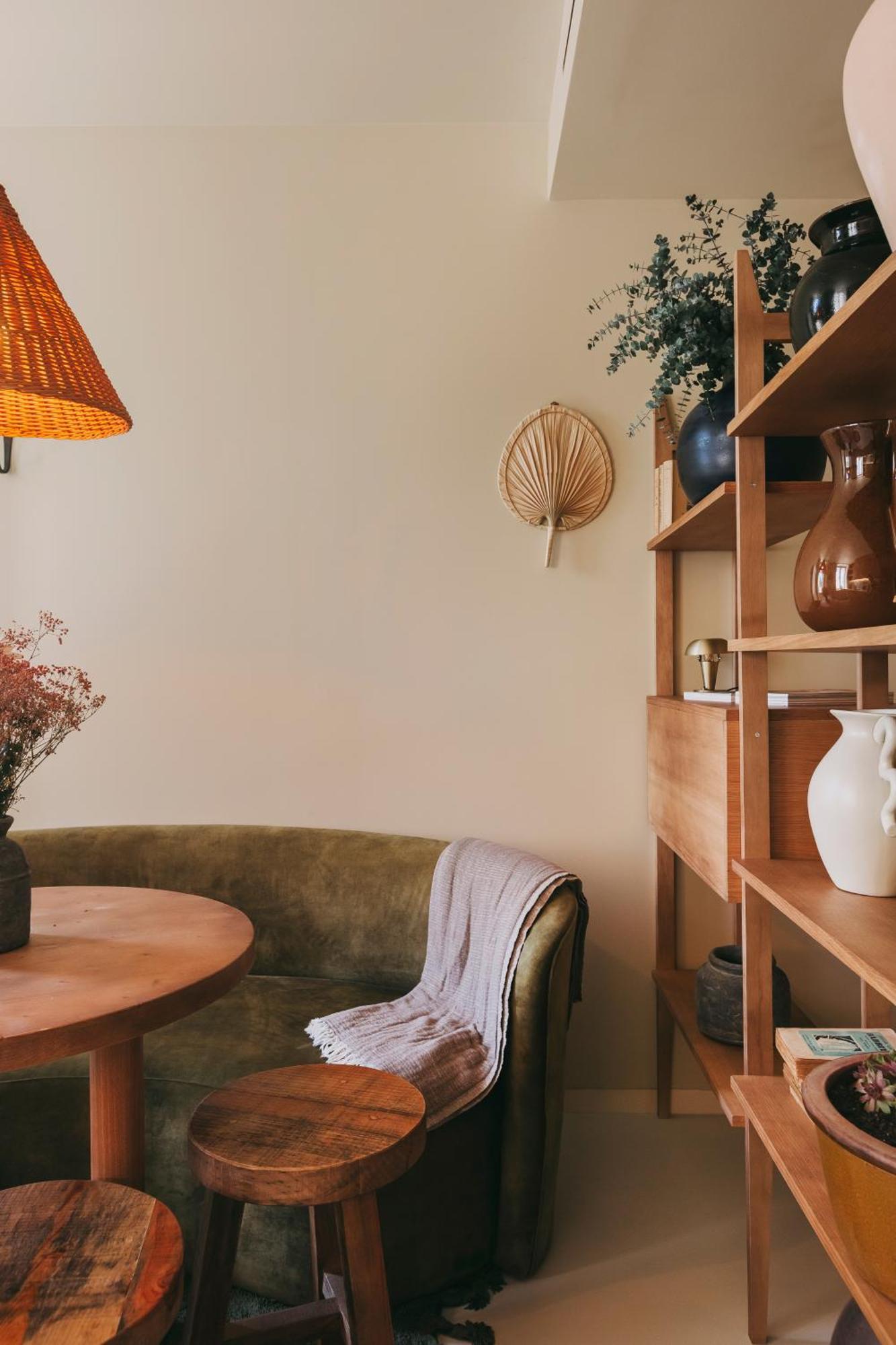 Village Aparthotel By Boa Porto Pokoj fotografie A living room with a sofa, a table, a shelf and a lamp